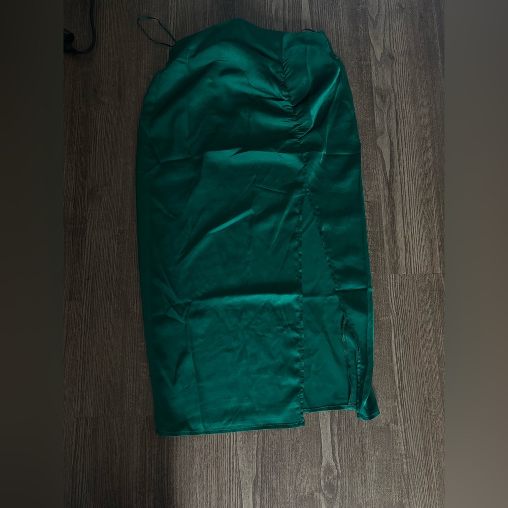 Green midi skirt with a touch of glamour #glamourousmidi